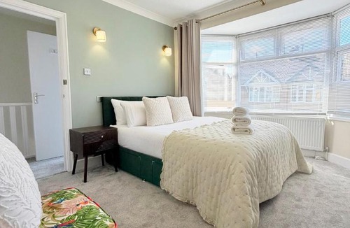 Luton Apartment | SUPERB CENTRAL HOUSE, MODERN DESIGN, FREE PARKING FOR 2 VEHICLES, PRIVATE GARDEN, Prime Central Location, Near M1 & Airport