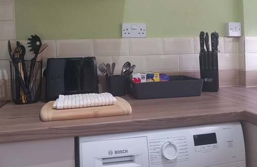 Airdrie Apartment | Superior Apartment | Edinburgh & Glasgow Trains | Private off street parking |