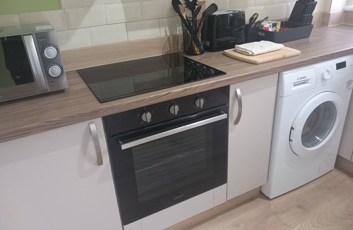 Airdrie Apartment | Superior Apartment | Edinburgh & Glasgow Trains | Private off street parking |