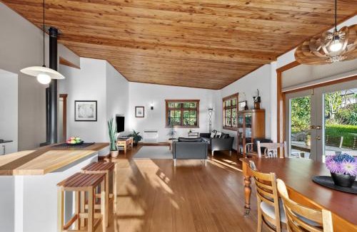 Upper Moutere House | Supplejack Gardens