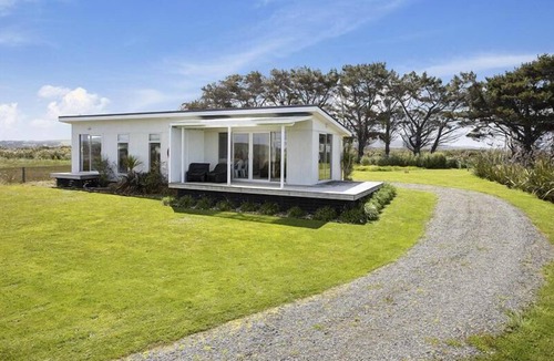 Colac Bay House | Surfs up beach Bach