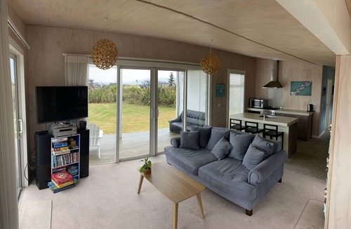 Colac Bay House | Surfs up beach Bach