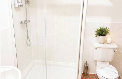 Beckingham Apartment | Surridges Studio, Sleeps 4 w/Parking & Dogs Ok
