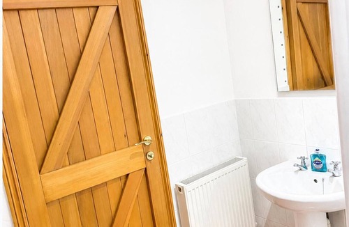 Beckingham Apartment | Surridges Studio, Sleeps 4 w/Parking & Dogs Ok