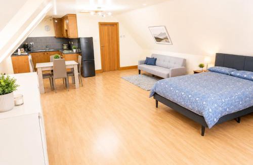Beckingham Apartment | Surridges Studio Sleeps 4 w Parking & Dogs Ok
