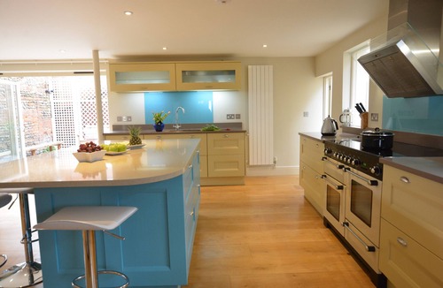 Aldeburgh Cottage | TAMARISK, ALDEBURGH, pet friendly, with open fire in Aldeburgh