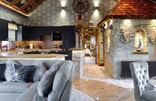 Kilbirnie Cottage | Tennox Boathouse - UKC4438