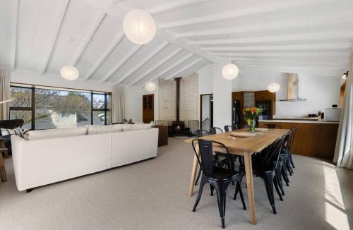 Wanaka House | That Wanaka Tree - Short walk to the Lake