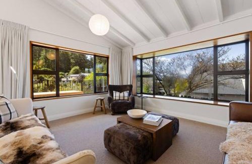 Wanaka House | That Wanaka Tree - Short walk to the Lake