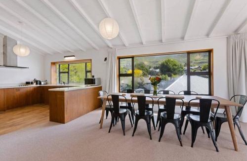 Wanaka House | That Wanaka Tree - Short walk to the Lake