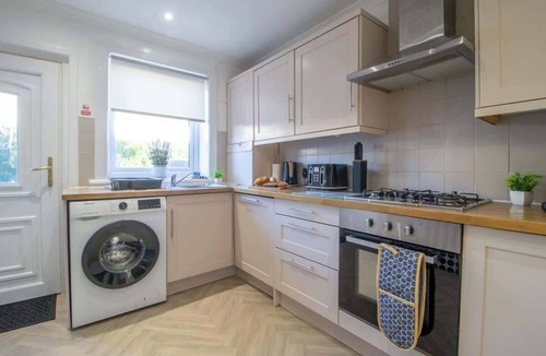 Coatbridge House | The Bridge- 3 Bedrooms in Coatbridge with Driveway
