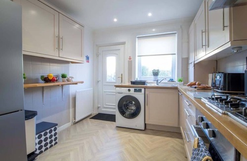 Coatbridge House | The Bridge- 3 Bedrooms in Coatbridge with Driveway
