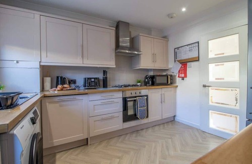 Coatbridge House | The Bridge- 3 Bedrooms in Coatbridge with Driveway