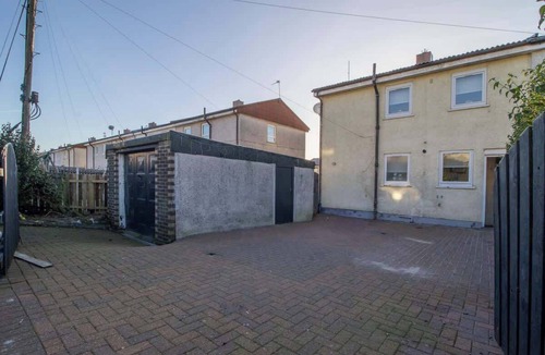 Coatbridge House | The Bridge- 3 Bedrooms in Coatbridge with Driveway