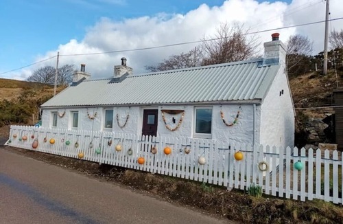 Thurso Cottage | The Captains - Nautical themed traditional crofters cottage
