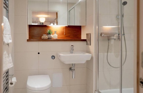 Chatham Apartment | The Captains Quarters by Sheppey Stays - Waterfront 2BR Flat - Sleeps 4 with Secured Parking - Family and Contractors