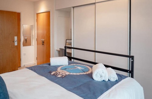 Chatham Apartment | The Captains Quarters by Sheppey Stays - Waterfront 2BR Flat - Sleeps 4 with Secured Parking - Family and Contractors