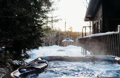 Grafton House | The Chalet in Northumberland County. Private pond and hot-tub!