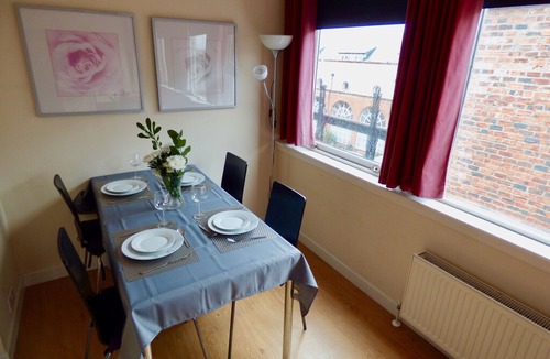 Tradeston Apartment | The Comfort Suite - Free wifi & Parking, Walk to city centre & subway