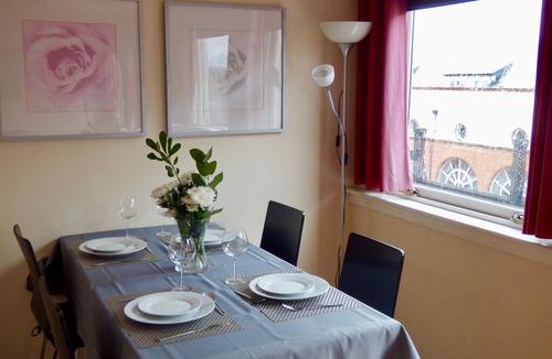 Tradeston Apartment | The Comfort Suite - Free wifi & Parking, Walk to city centre & subway