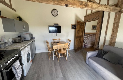 Southminster Apartment | The Cow Shed - Sleeps 4, Parking & Pet Friendly