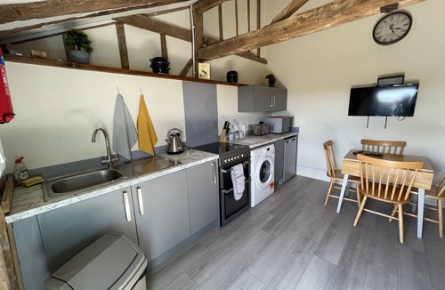 Southminster Apartment | The Cow Shed - Sleeps 4, Parking & Pet Friendly