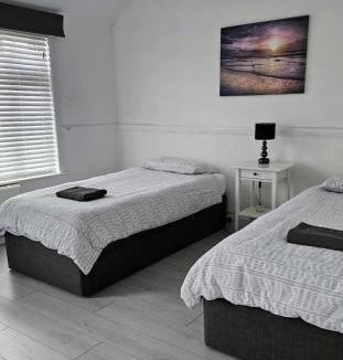 Greenhithe House | The Crescent, 3 bed house with 2-3 parking spaces, great for contractors and family