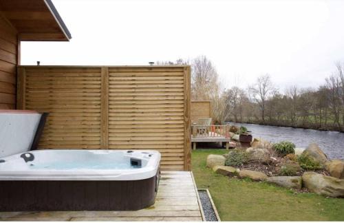 Crieff House | The Eden, Cosy 1 bed lodge with riverside views