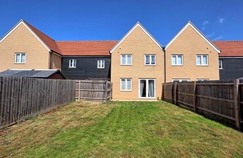 Chelmsford House | The Fox Den - CM1 Chelmsford 3-bed Stay - Pass the Keys