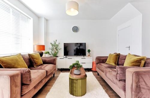 Chelmsford House | The Fox Den - CM1 Chelmsford 3-bed Stay - Pass the Keys