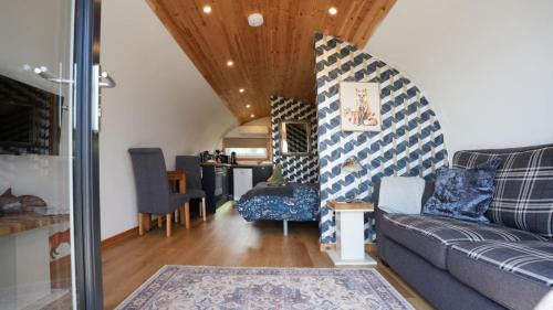 Newton Stewart House | The Galloway Steading - The Fox's Den with Preheated Hot Tub and Fire Pit