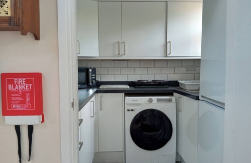 Swalecliffe Cottage | THE GARDEN HOUSE COTTAGE, pet friendly, with a garden in Whitstable