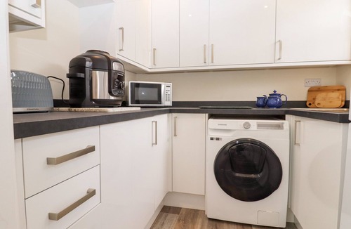 Swalecliffe Cottage | THE GARDEN HOUSE COTTAGE, pet friendly, with a garden in Whitstable