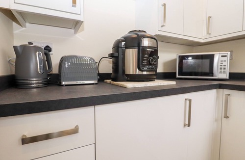 Swalecliffe Cottage | THE GARDEN HOUSE COTTAGE, pet friendly, with a garden in Whitstable