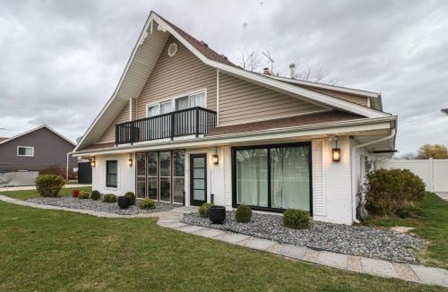Lakeshore House | The Grand River Retreat Pool hot tub avail Sep