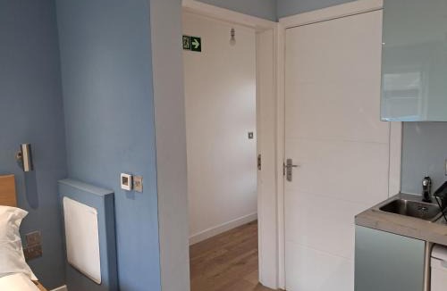 Juniper Green House | The Green Retreat Edinburgh, 2-minute walk to bus stop