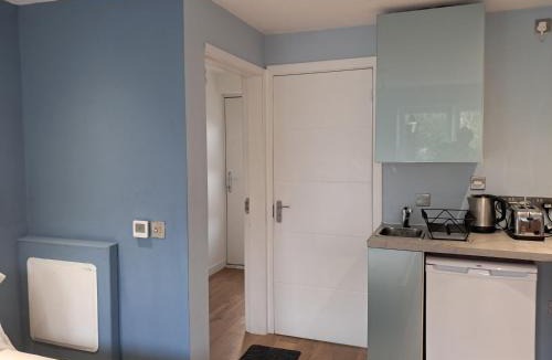 Juniper Green House | The Green Retreat Edinburgh, 2-minute walk to bus stop