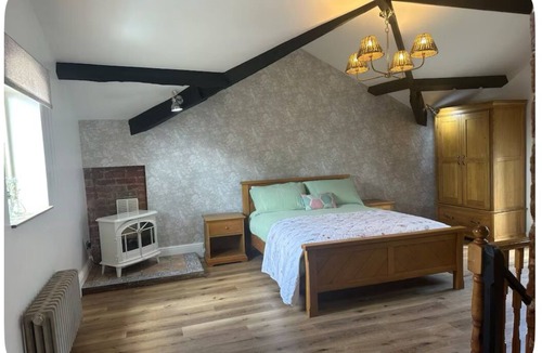 Cosford House | The Hurst Stable, 1800 century Coach House offering luxurious amenities, Hottub