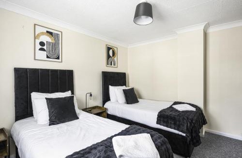 Ipswich House | The Ipswich Snug Spacious 3BR Retreat FREE Parking