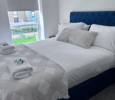 Harlow Apartment | The Ivy Abode 2 bedroom ApartmentParking