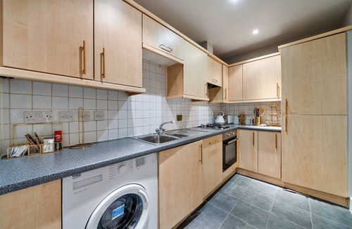 Shadwell Apartment | The Ivy Suite