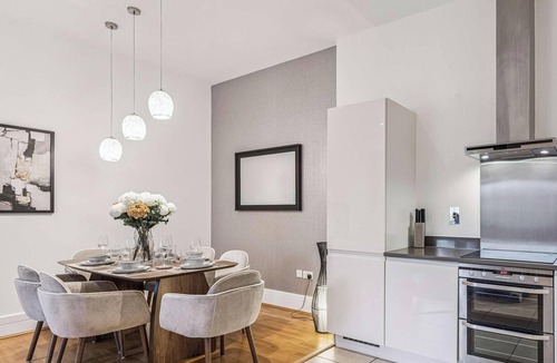 Henley Apartment | The Kensington Suite - 2Bed Apartment with Parking
