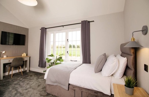 Messing Hotel | The Kings Arms, Colchester A120