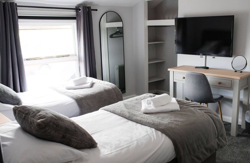 Messing Hotel | The Kings Arms, Colchester A120