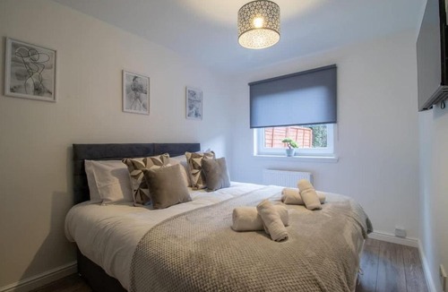 Larkhall House | The Larky - Modern 2 Bed Cottage in Larkhall
