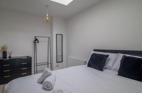 Larkhall House | The Larky - Modern 2 Bed Cottage in Larkhall