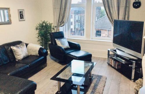 Gourock Apartment | THE LION'S DEN ON ROYAL STREET