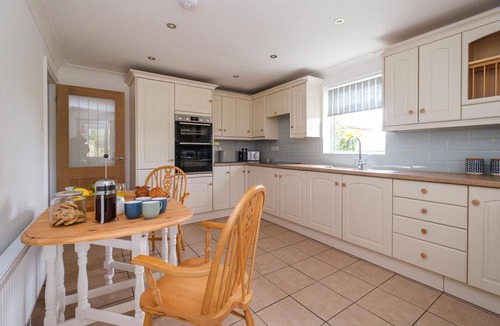 Aldringham Cottage | The Lodge, Aldringham - sleeps 4 guests in 2 bedrooms