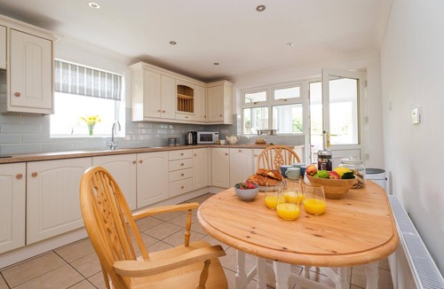 Aldringham Cottage | The Lodge, Aldringham - sleeps 4 guests in 2 bedrooms