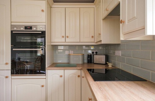 Aldringham Cottage | The Lodge, Aldringham - sleeps 4 guests in 2 bedrooms